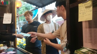 Hội An offers free medical masks to tourists to combat novel coronavirus