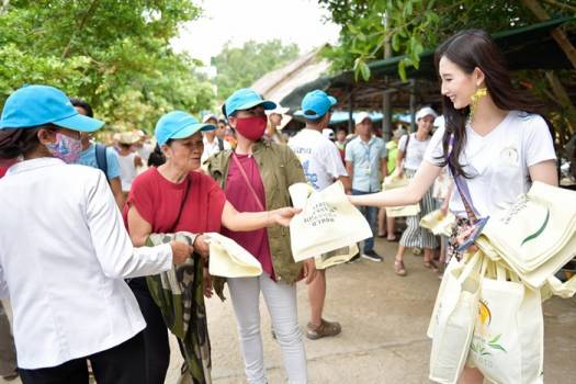 137209 9 clc  cty a dong tai tro dong hanh cung nguoi dep HHĐSDL phát túi vải và tuyên truyền giảm thiểu túi nilon ở Cù Lao Chàm