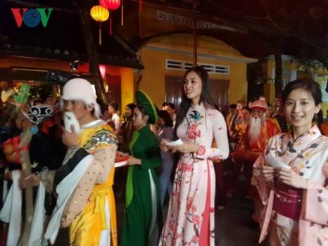 Hoa hậu Tiểu Vy tham gia rước sắc bùa đón năm mới ở Hội An