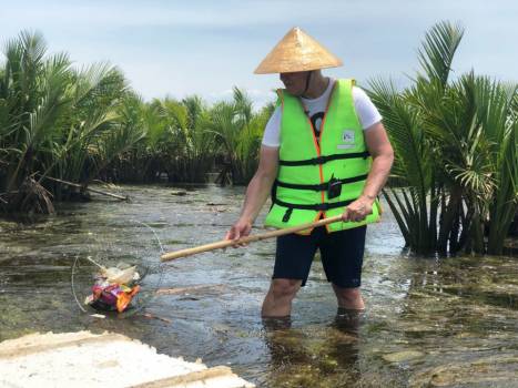 Du lịch... dọn rác ở Hội An