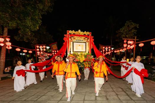 The procession and the title-awarding ceremony "National Intangible Cultural Heritage of traditional festival, social practices and beliefs of the Mid-Autumn Festival in Hội An" were held tonight.