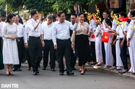 Local people in Hoi An welcome Japanese Crown Prince Skishino and Crown Princess Kiko webp