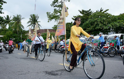 Các nghệ nhân, nghệ sĩ diễu hành chào mừng Hội An gia nhập mạng lưới thành phố sáng tạo