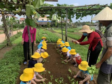 Trải nghiệm “Một ngày làm nông dân tại làng rau trà quế dành cho các em học sinh”