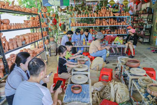 Du khách say mê tự tay làm ra các sản phẩm gốm tại Hội An