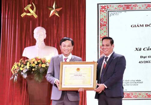 Đón nhận danh hiệu di sản văn hóa phi vật thể quốc gia “Nghề làm nhà tre, dừa ở Cẩm Thanh”