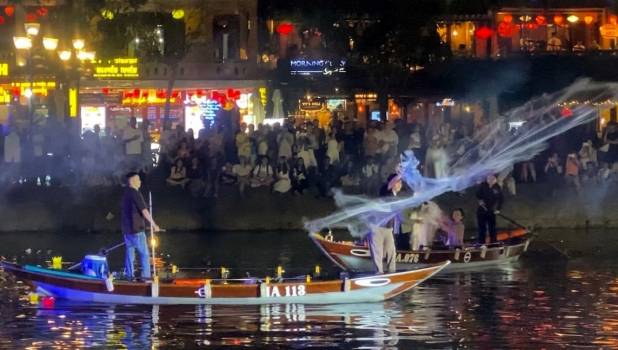Sparkling “Night on the Hoai river”