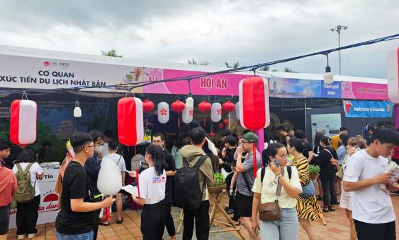 Du khách hào hứng trải nghiệm không gian văn hóa,...
