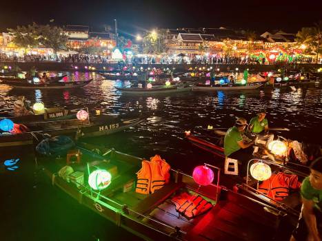 Những cụ bà bán hoa đăng bên sông Hoài