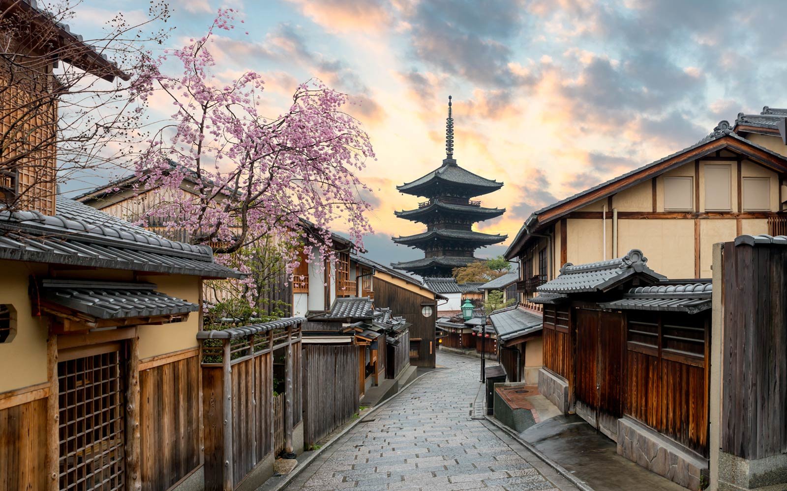yasaka pagoda and sannen zaka street kyoto japan 05 TOPCITIESWB18
