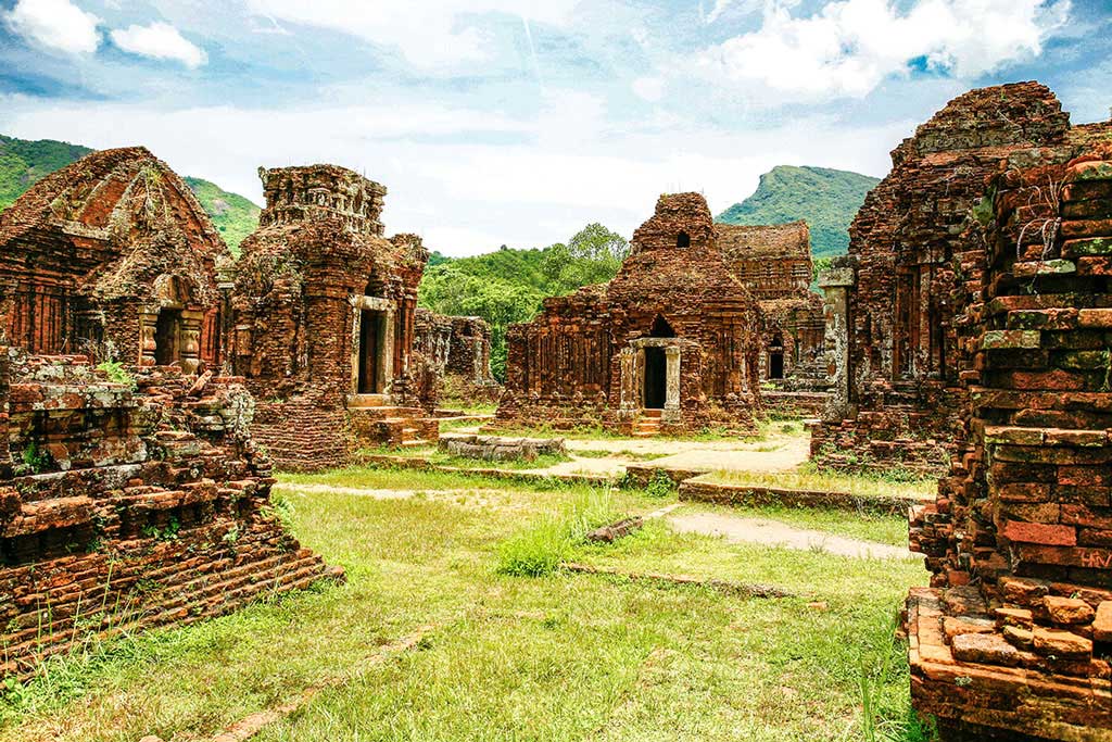 Có hai thời điểm nhiều người gợi ý nên đến thăm Thánh địa, là bình minh và hoàng hôn quang nam buoc tren con duong di san 01