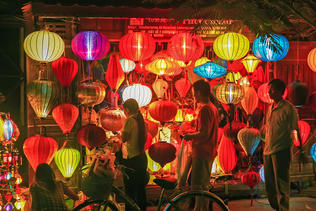 Mỗi dịp trăng rằm, người dân trong phố cổ Hội An sẽ có một tắt hết đèn điện, dùng đèn lồng xanh đỏ nhiều màu giăng khắp nơi quang nam buoc tren con duong di san 02