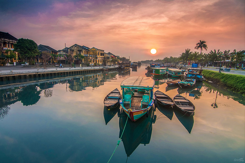 Có người sẽ thích ẩm thực ở Hội An với cơm gà, với mì Quảng, cao lầu nhưng có người bảo họ mê mẩn những con đường, bến thuyền Hội An quang nam buoc tren con duong di san 05