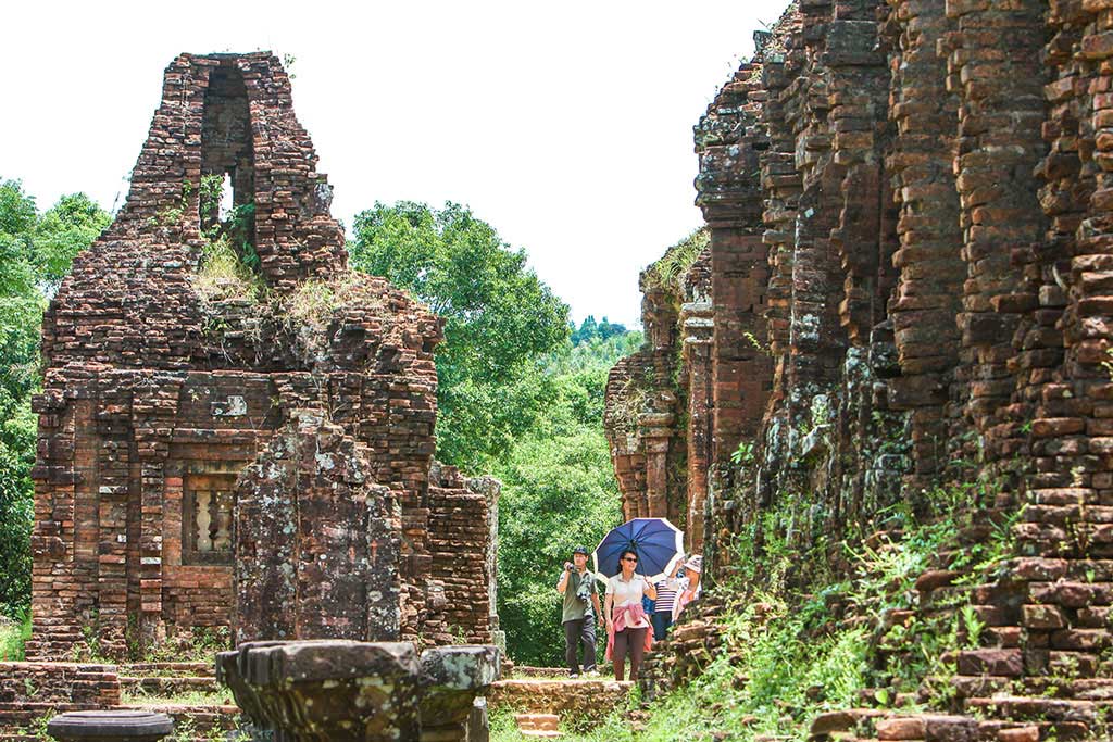 Được xây dựng liên tục từ thế kỷ thứ VII đến thế kỷ thứ XIII, đến nay bí quyết xây dựng 70 cụm tháp tại Thánh địa Mỹ Sơn vẫn là ẩn số đối với các nhà khoa học quang nam buoc tren con duong di san 07