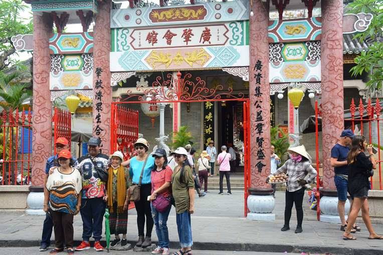 du khach bo khau trang thoai mai tu suong o pho co hoi an