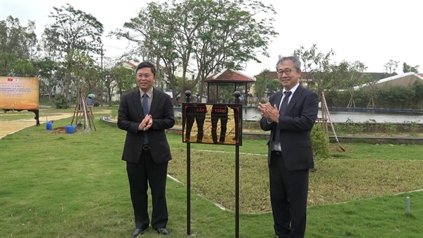 63518dai su dac menh toan quyen Nhat Ban tai VN Yamada Takio va dai dien lanh dao tinh quang nam trong cay xanh