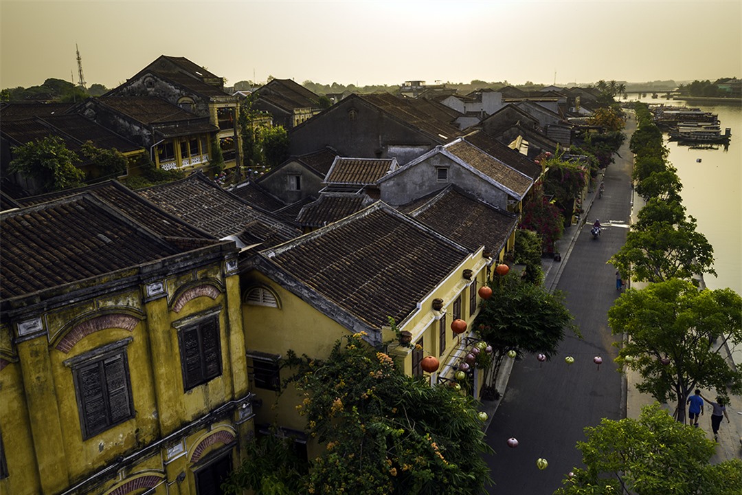 Ngo ngang truoc ve dep pho co Hoi An khi nhin tu tren cao 16