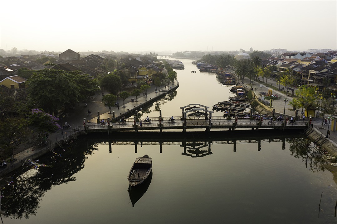 Ngo ngang truoc ve dep pho co Hoi An khi nhin tu tren cao 18