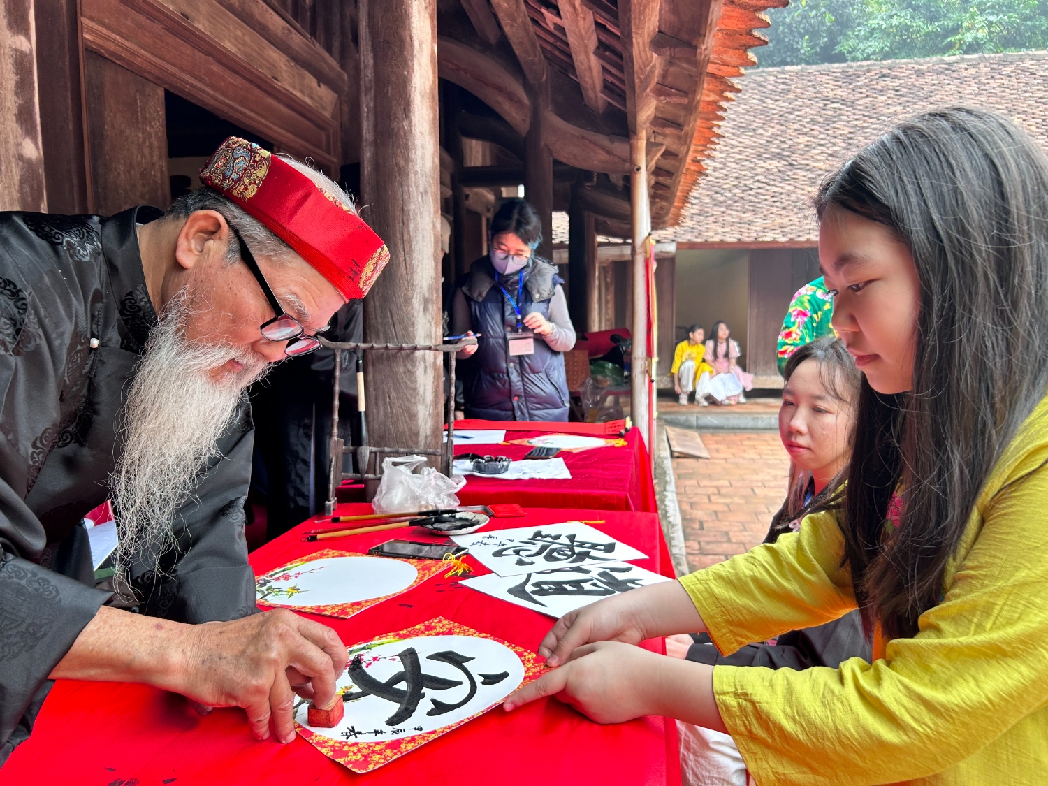 17 Bạn nhỏ chăm chú xin chữ ông Đồ