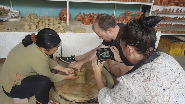 lang gom thanh ha cung thu hut du khach quoc te 17171456452591898618698