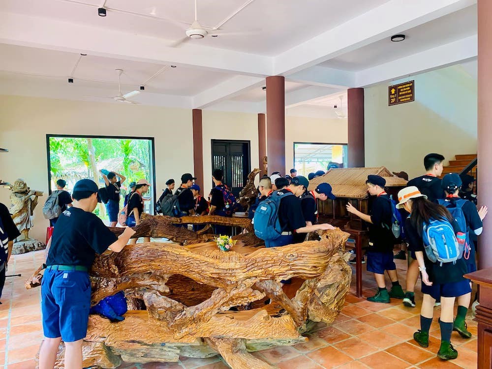 kim bong du khach tham quan trung tam lang nghe xqsz