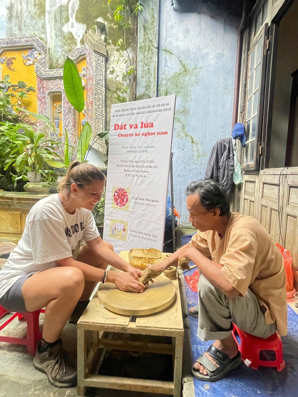 du khach tham gia tuyen cham vao di san lam gom suer